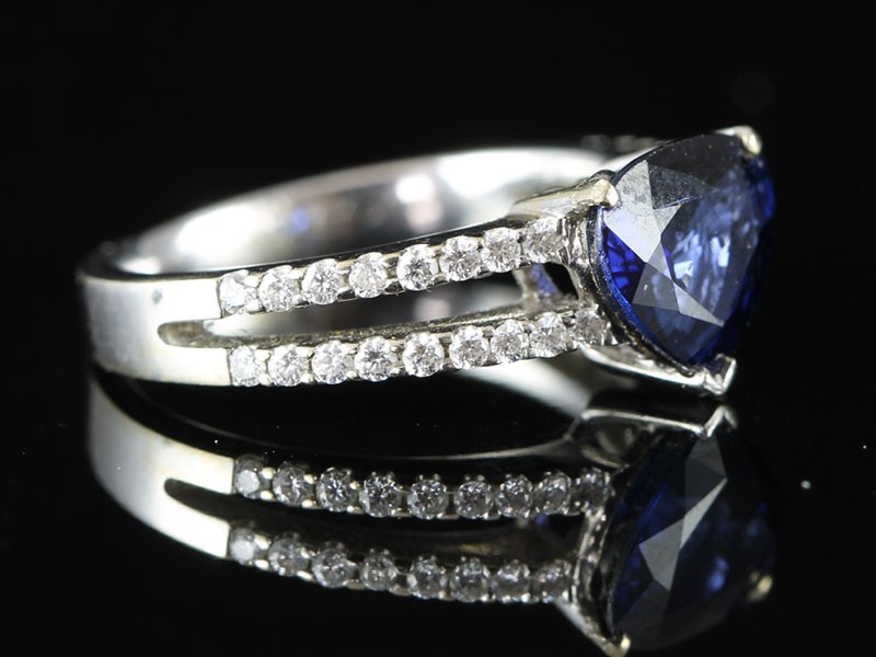 Stunning 1.00 carat sapphire and diamond chevron 18 carat gold ring