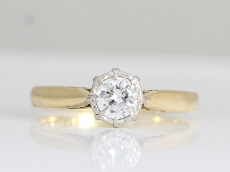 Beautiful vintage 18 carat gold and platinum solitaire engagement ring