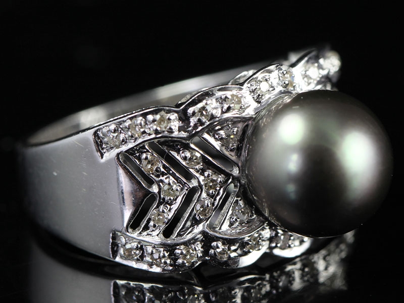 Wonderful tahitian pearl and diamond 14 carat white gold