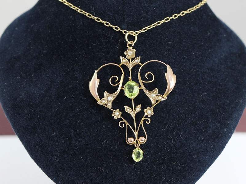 Beautiful edwardian peridot and seed pearl 9 carat gold pendant and chain