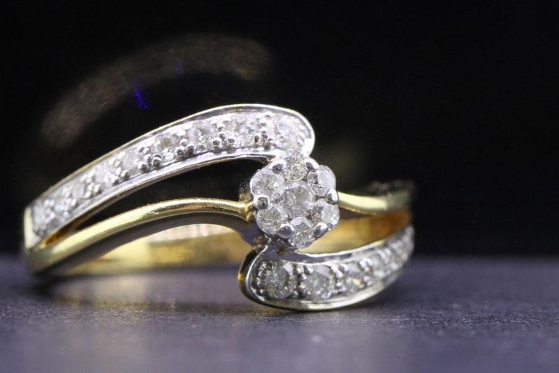 Beautiful diamond daisy split shoulder 18 carat gold ring
