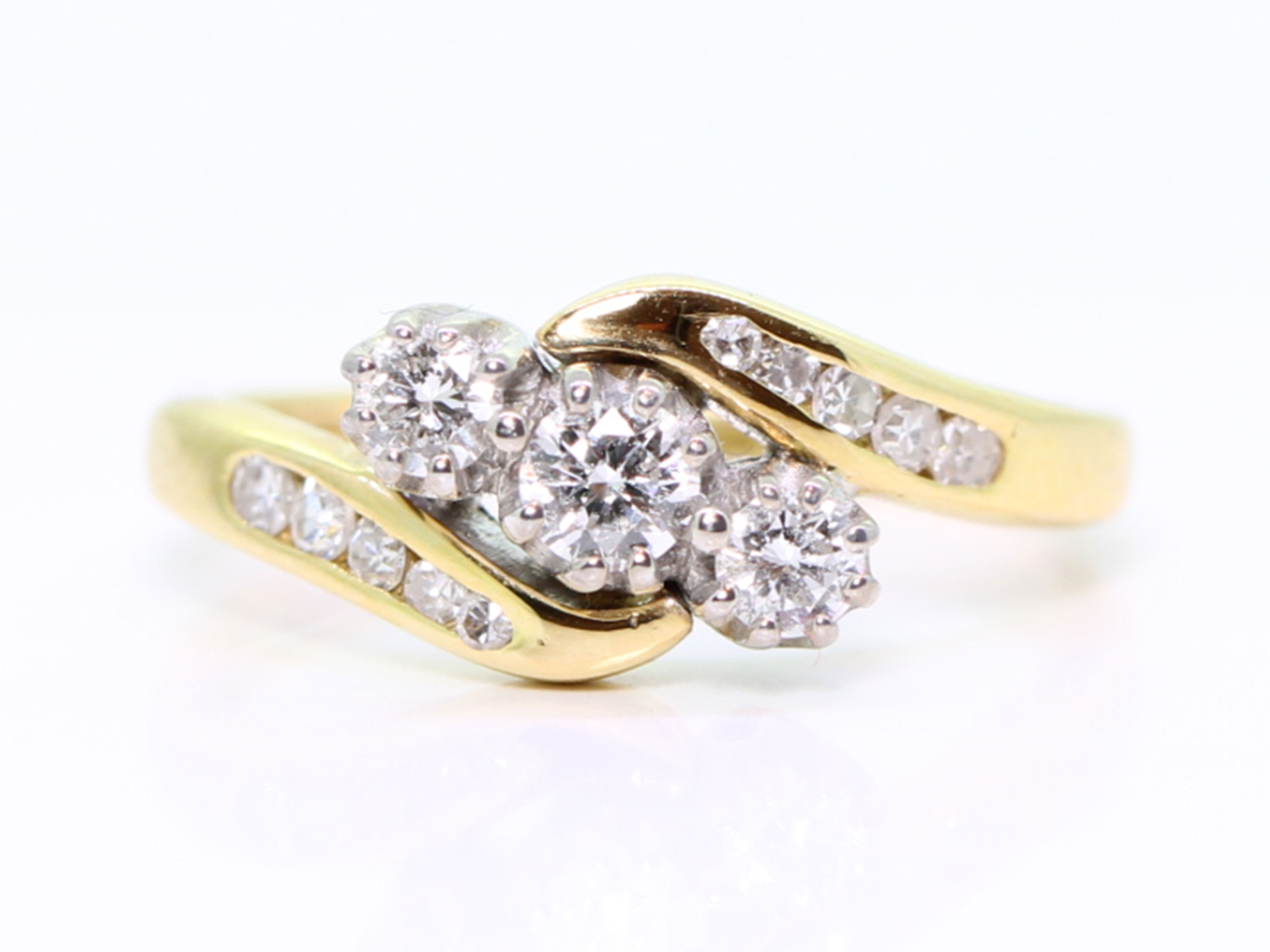 Beautiful vintage diamond 18ct gold trilogy ring