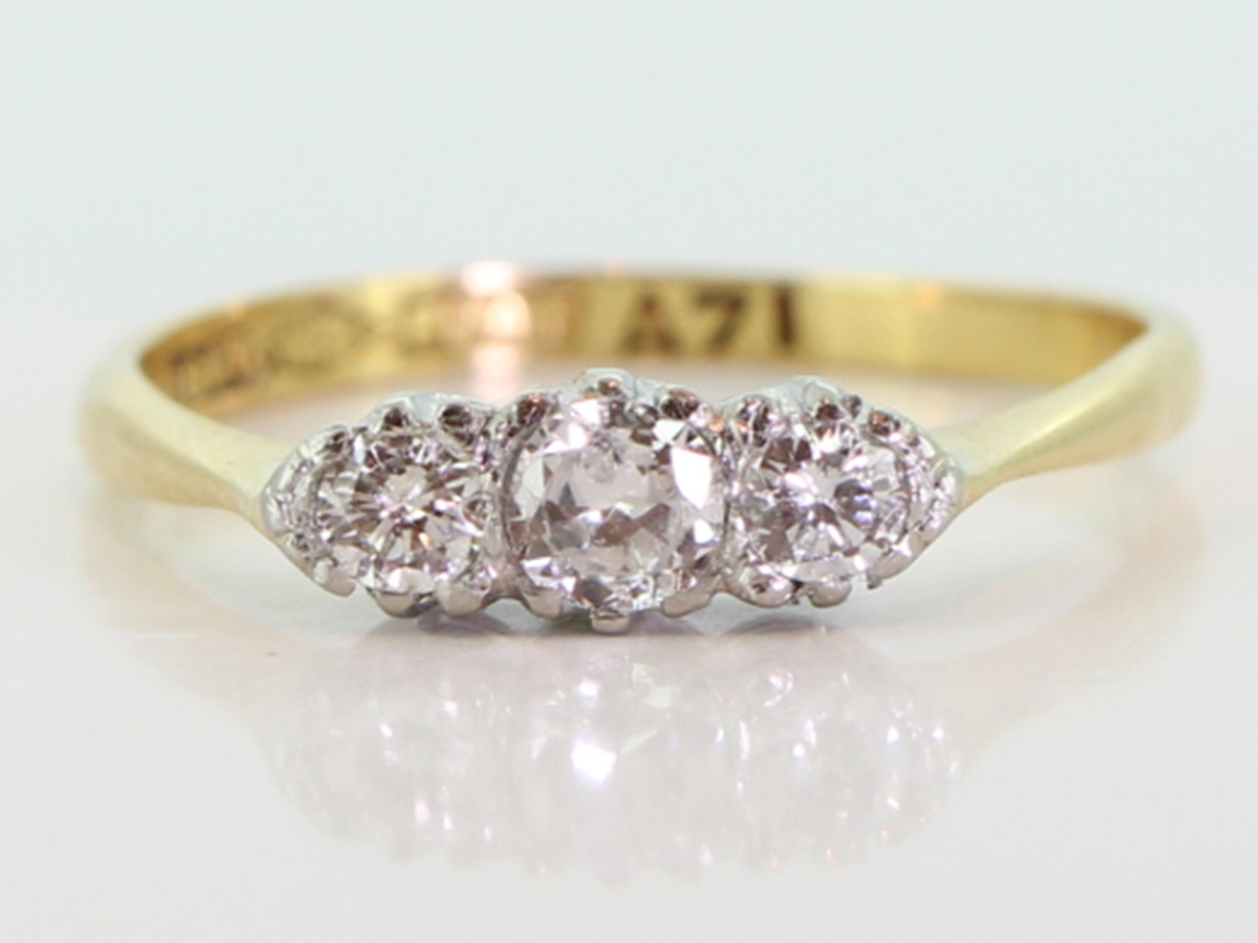 Pretty 1920s diamond trilogy platinun and 18 carat gold ring