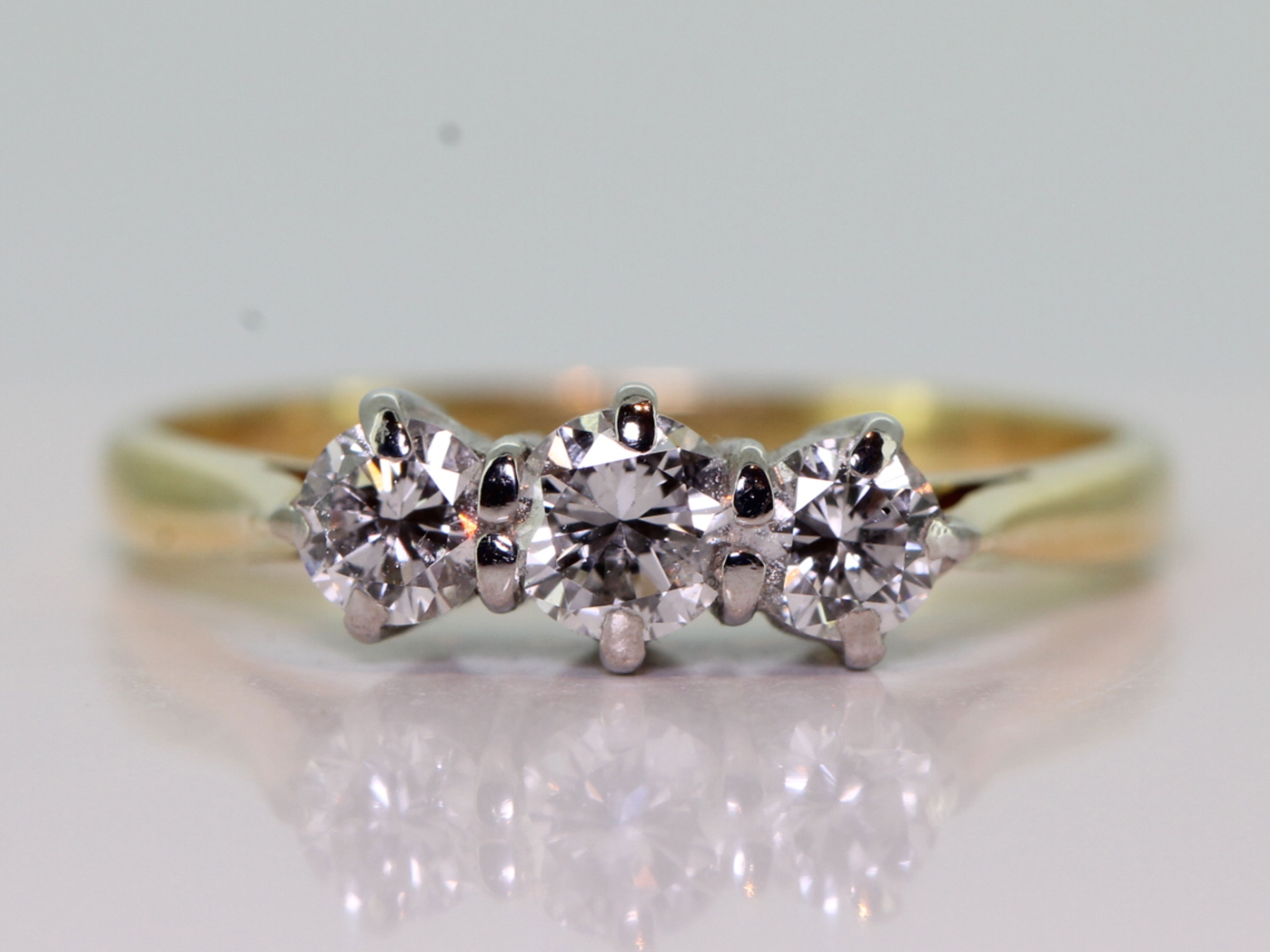 Pretty diamond 18 carat gold trilogy ring