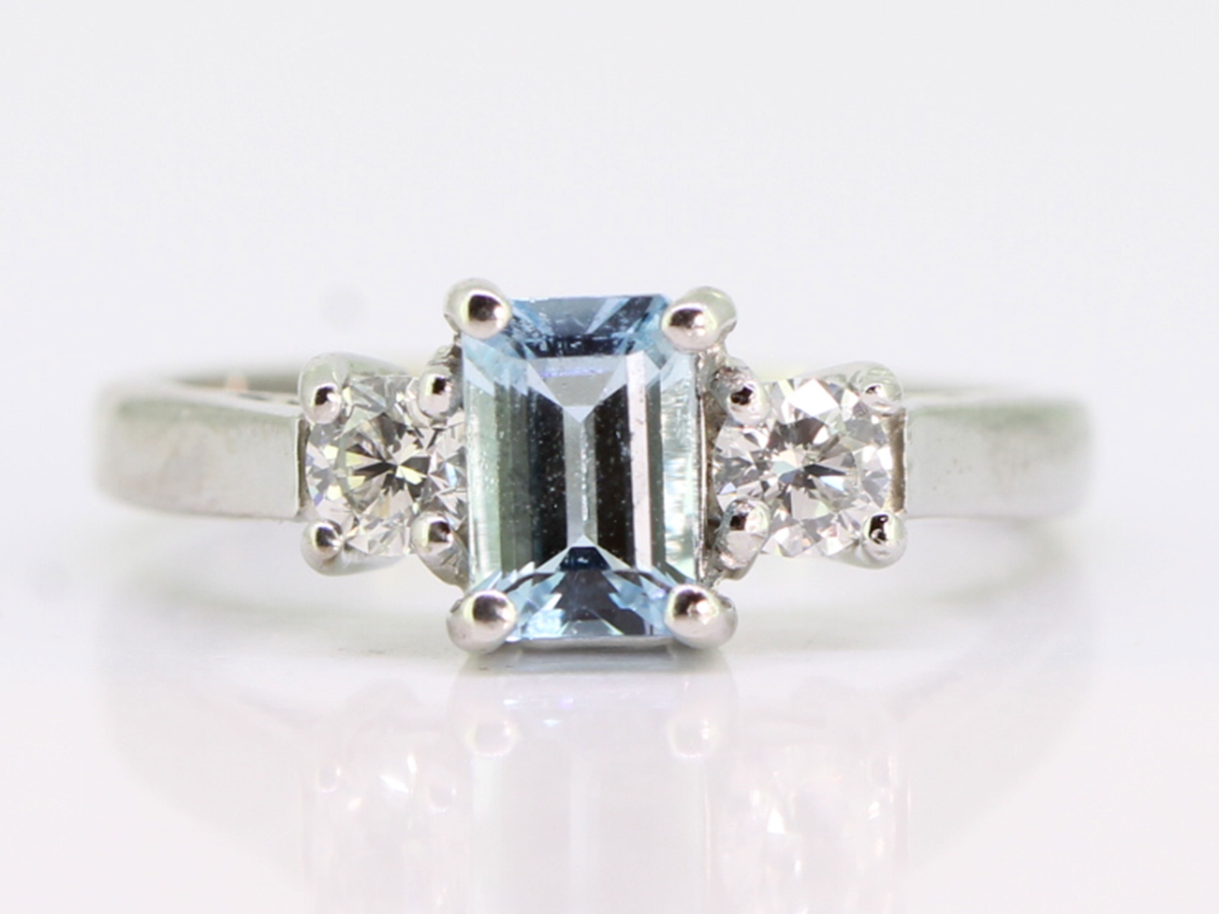 Sophisticated aquamarine and diamond 18 carat gold ring