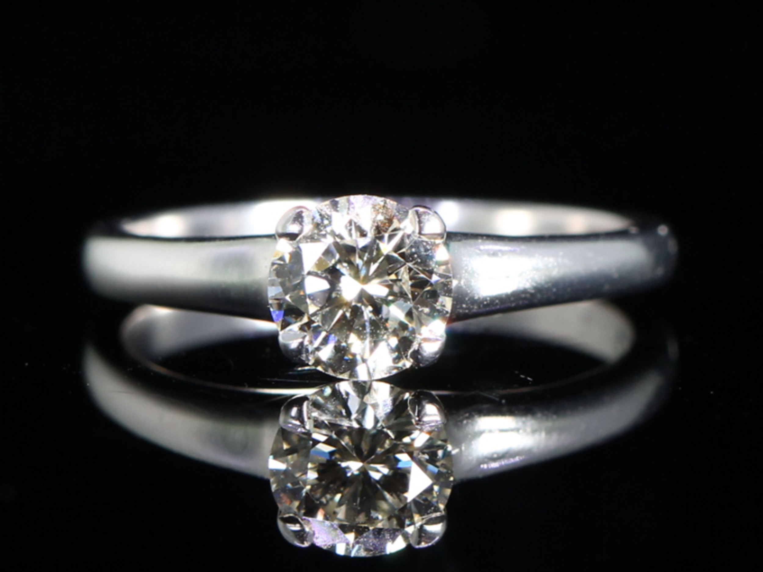 Brilliant cut 0.80ct diamond solitaire platinum ring 