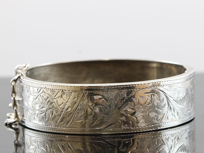 Pretty victorian silver floral silver bangle