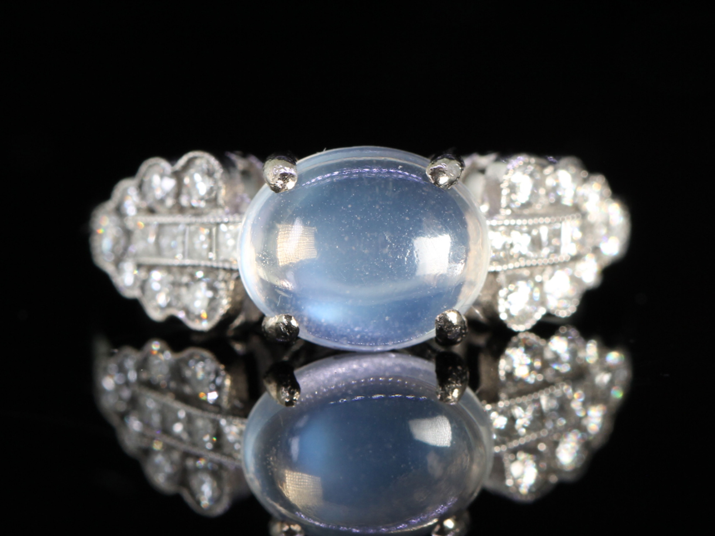 Vintage moonstone and diamond 18ct gold ring