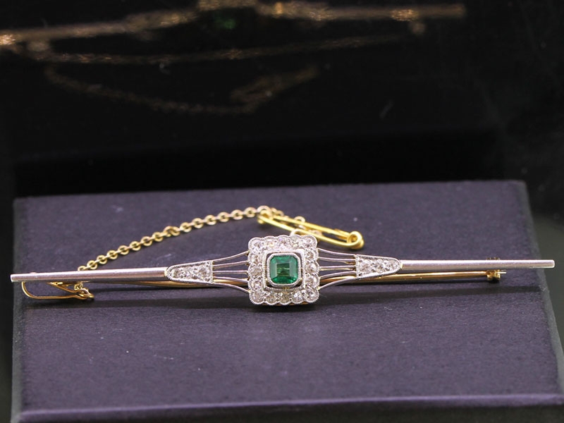 Stunning art deco emerald and diamond 18 carat gold and platinum bar brooch