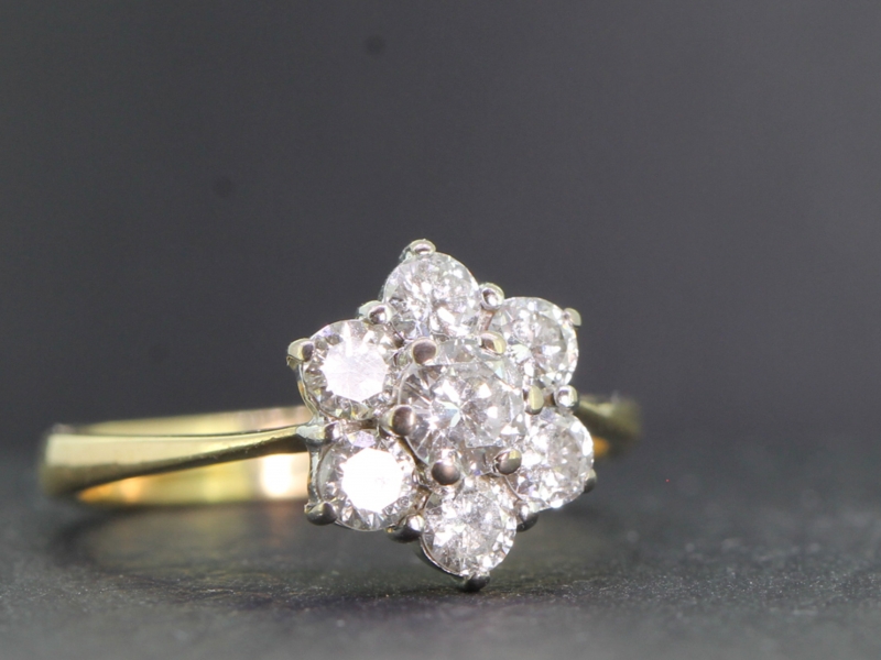 Stunning vintage diamond daisy and 18 carat gold ring