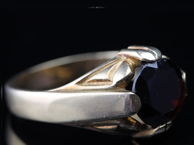 Wonderful art deco inspired 3 carat garnet 9 carat gold gents ring