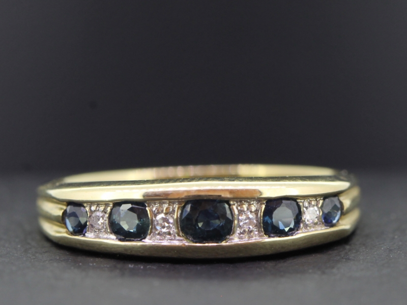 Beautiful 7 stone sapphire and diamond 9 carat gold ring