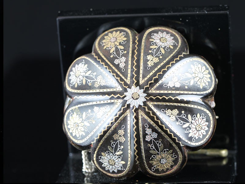 Beautiful fine victorian tortoiseshell pique and silver inlaid brooch