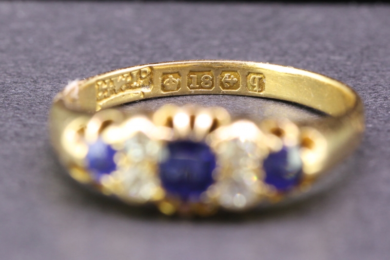 Beautiful edwardian sapphire and diamond 18 carat gold ring