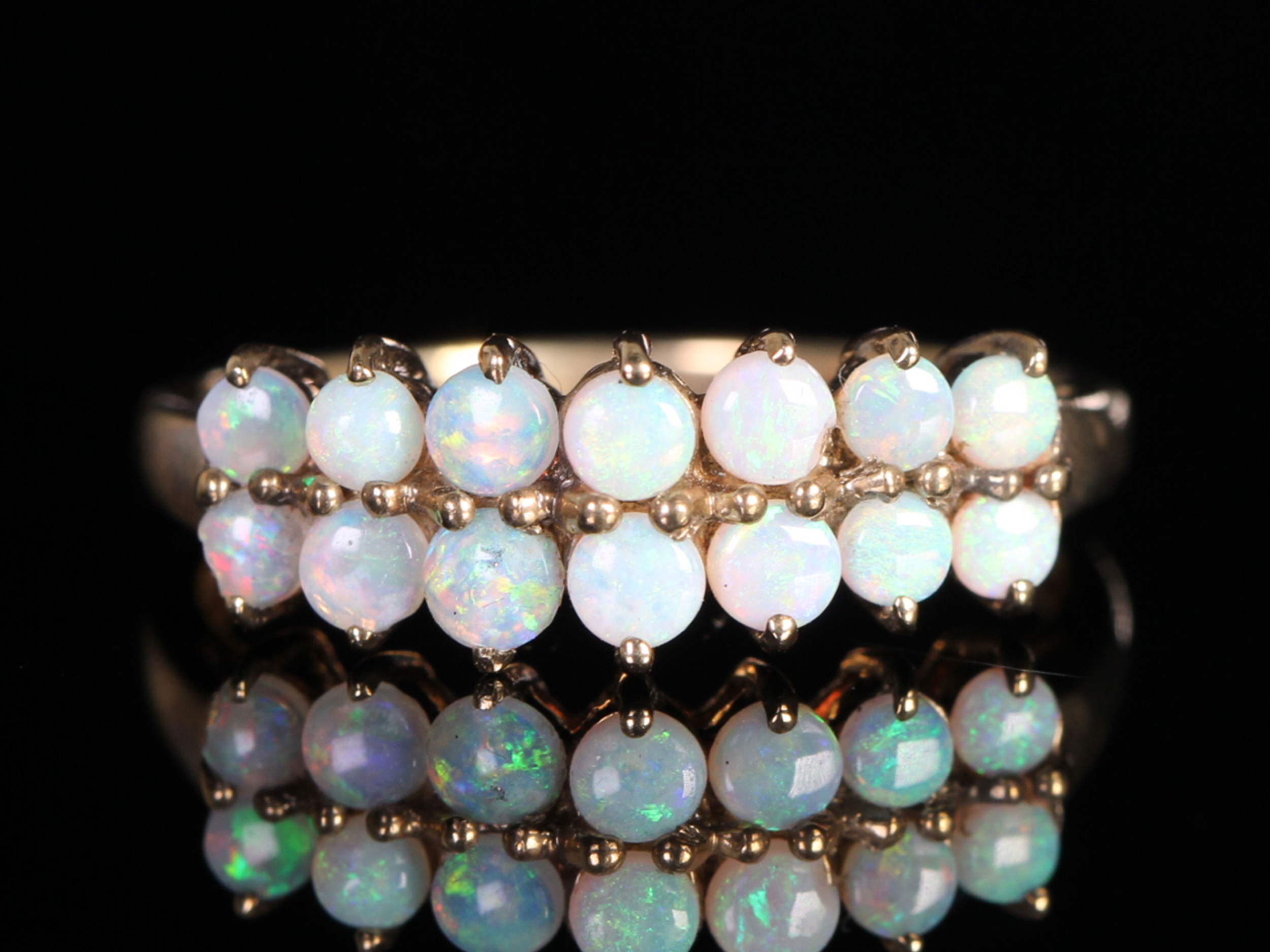 Vintage opal 9ct gold ring