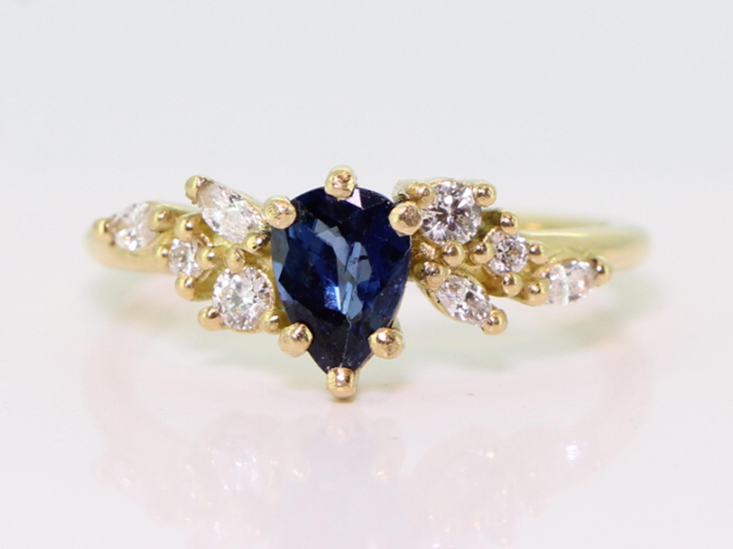 Beautiful sapphire and diamond 18 carat gold floral ring