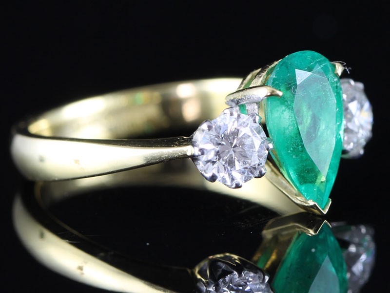 Beautiful colombian emerald and diamond trilogy 18 carat gold ring