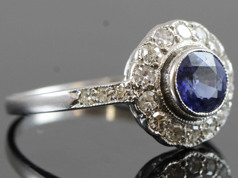 Glorious sapphire and diamond art deco 18 carat gold ring