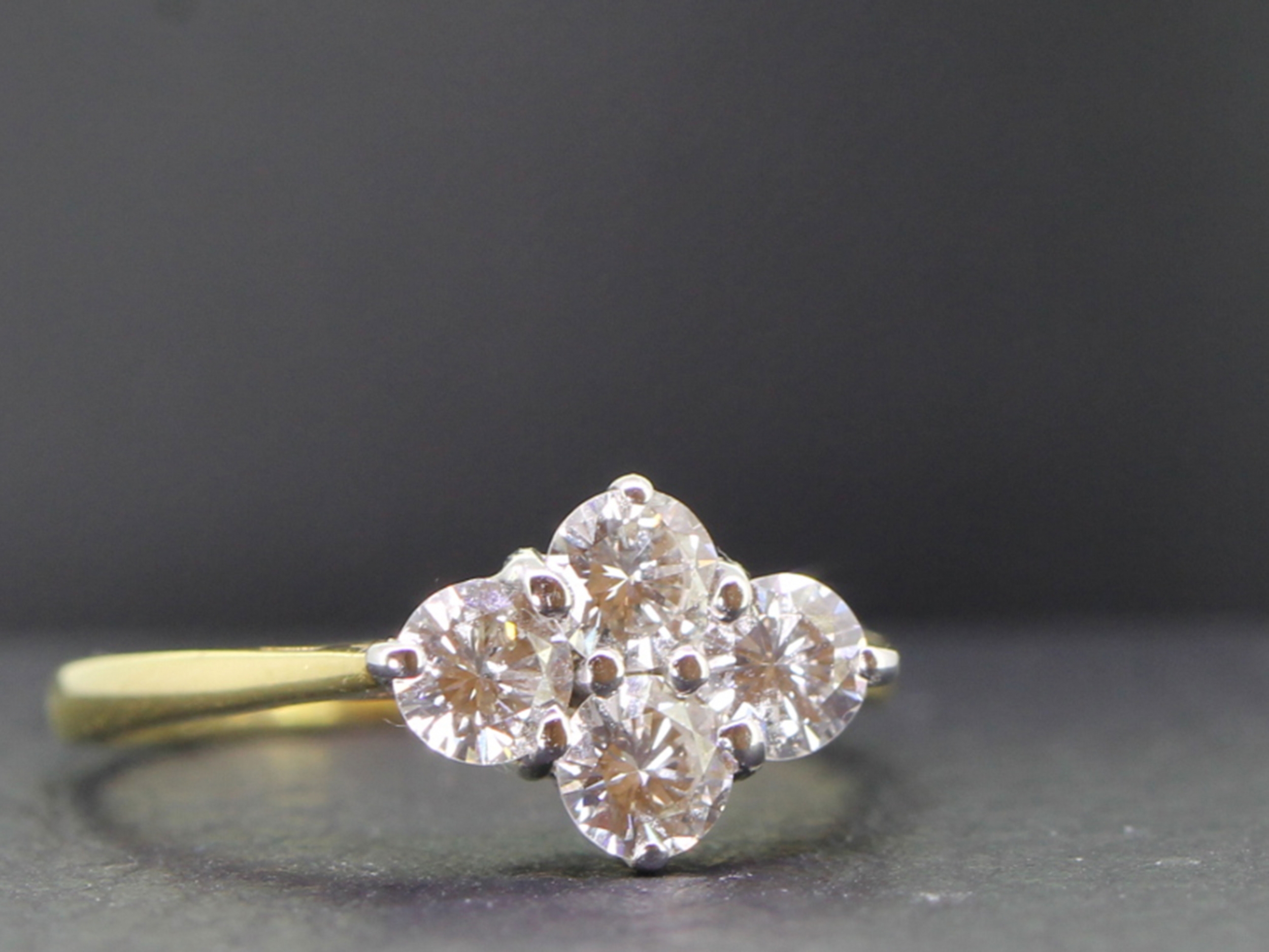 Beautiful diamond 18 carat gold ring