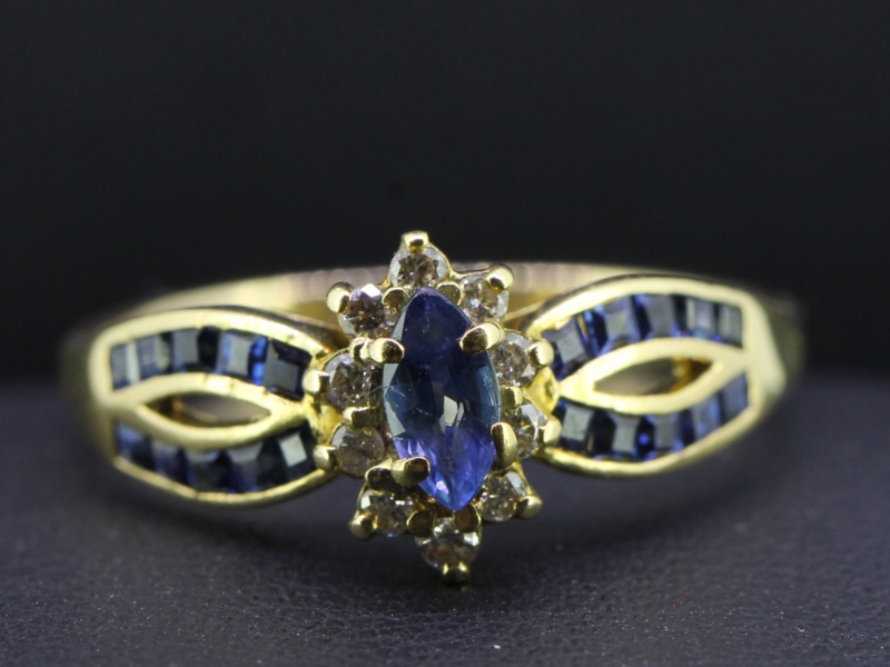 Chic sapphire and diamond 15 carat gold ring