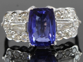  MAGNIFICENT CEYLON SAPPHIRE AND DIAMOND 18 CARAT GOLD RING