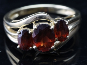 LOVELY THREE STONE GARNET 9 CARAT GOLD RING