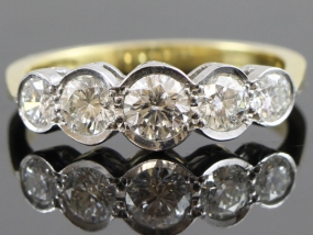 STUNNING FIVE STONE DIAMOND 18 CARAT GOLD RING