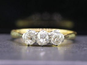  CHARMING TRILOGY DIAMOND 18 CARAT GOLD RING