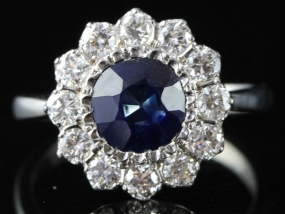 FABULOUS SAPPHIRE AND DIAMOND CLUSTER 18 CARAT GOLD RING