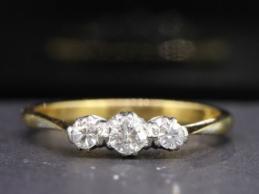 ELEGANT THREE STONE DIAMOND 18 CARAT GOLD TRILOGY RING 