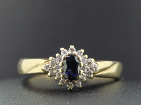 WONDERFUL CLASSIC DIAMOND AND SAPPHIRE 9 CARAT GOLD RING