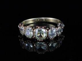 A STUNNING RARE GENUINE EDWARDIAN 5 STONE CHRYSOBERYL RING