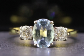  BEAUTIFUL AQUAMARINE AND DIAMOND 18 CARAT GOLD RING