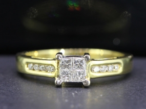 BEAUTIFUL DIAMOND 18 CARAT GOLD ENGAGEMENT RING 