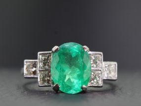 Beautiful Colombian Emerald and Diamond 18 carat Gold Ring