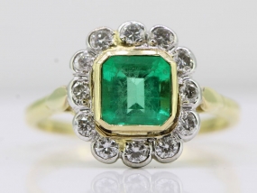 BEAUTIFUL COLOMBIAN EMERALD AND DIAMOND CLUSTER 18 CARAT GOLD RING