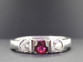 BEAUTIFUL RUBY AND DIAMOND TRILOGY 18 CARAT GOLD RING