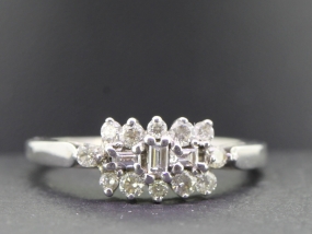 STUNNING BAGUETTE AND ROUND BRILLIANT CUT 9 CARAT GOLD CLUSTER RING