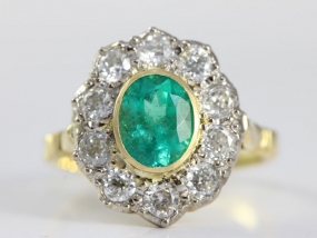  A MESMERISING EMERALD AND DIAMOND CLUSTER 18 CARAT GOLD RING