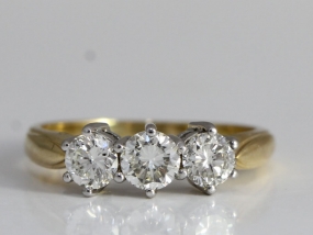  BEAUTIFUL DIAMOND TRILOGY 18 CARAT GOLD RING