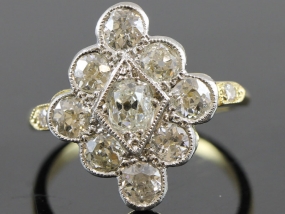  STUNNING DIAMOND 18 CARAT GOLD CLUSTER RING