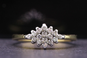  PRETTY DIAMOND 9 CARAT GOLD CLUSTER RING