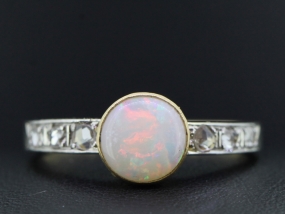  STUNNING OPAL AND DIAMOND 14 CARAT GOLD RING 