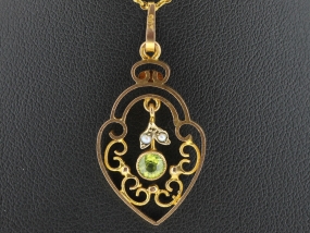 CHARMING PERIDOT AND PEARL 9 CARAT GOLD PENDANT