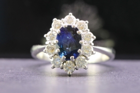 STUNNING SAPPHIRE AND DIAMOND CLUSTER 18 CARAT WHITE GOLD RING