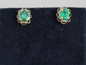 LOVELY PAIR OF EMERALD 9 CARAT GOLD STUD EARRINGS  