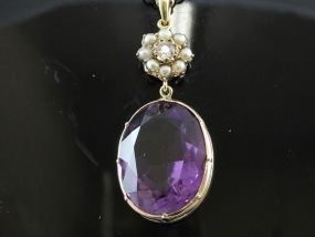 STUNNING AMETHYST, SEED PEARL AND DIAMOND 9 CARAT GOLD PENDANT AND CHAIN