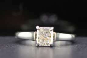 STUNNING ASSCHER CUT DIAMOND PLATINUM SOLITAIRE