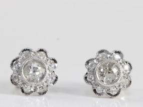 PRETTY DIAMOND DAISY CLUSTER 18 CARAT GOLD STUD EARRINGS