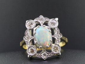 STUNNING OPAL AND DIAMOND 18 CARAT GOLD RING